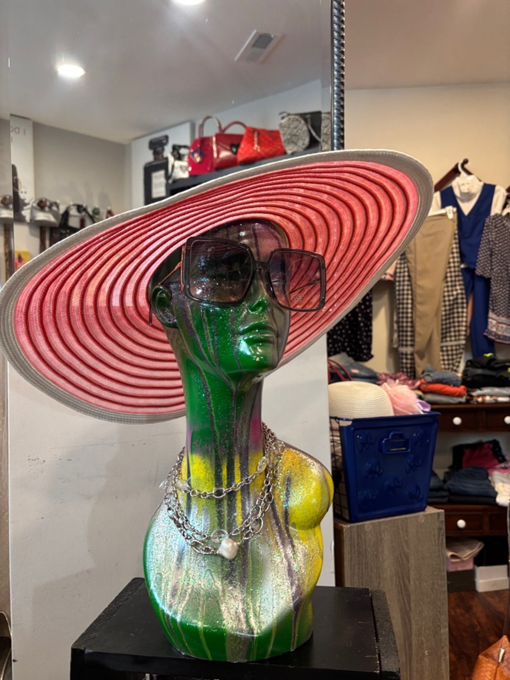 Wide-Brim Fashion Sun Hat in Pink with Contrast Edge
